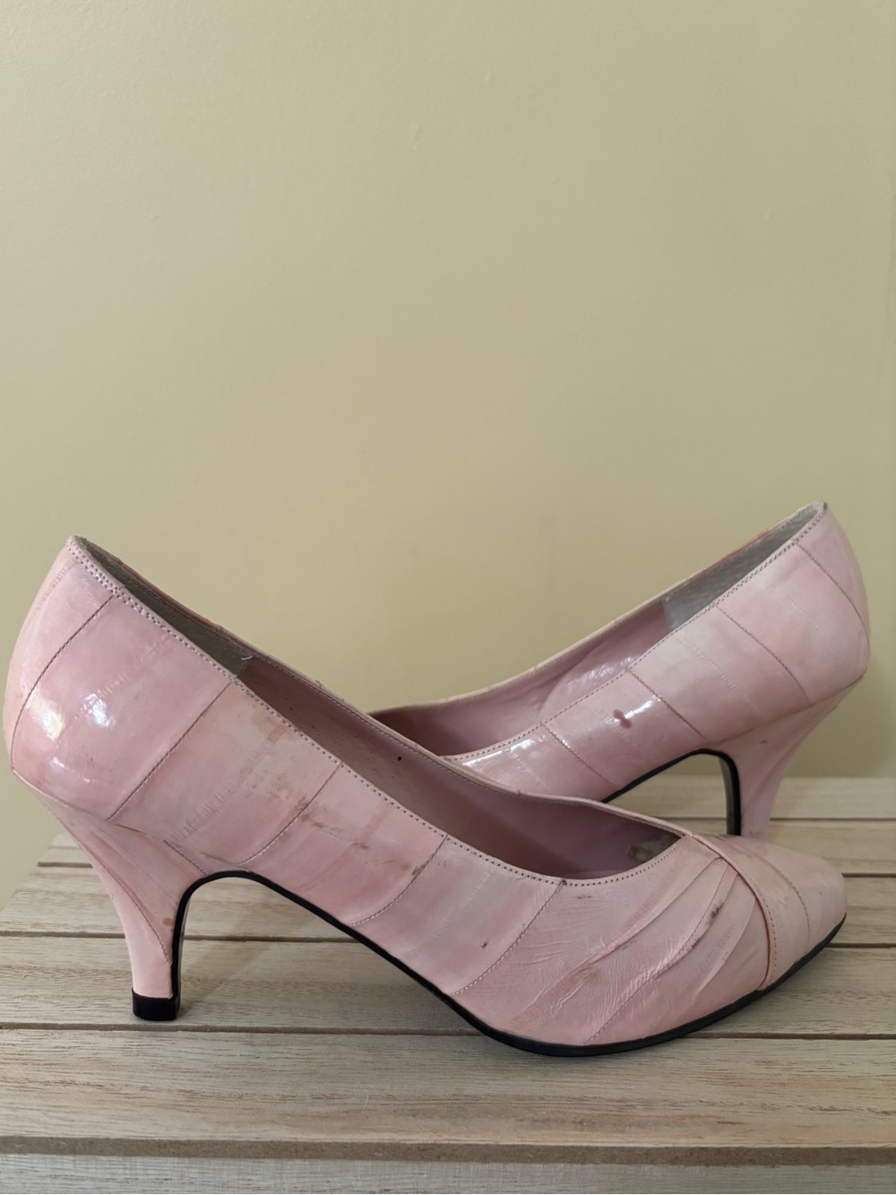 80s| Vintage 1980s Pink Eel Skin Handmade Pointed Toe 2” Mid-Heel Pumps Sz 6